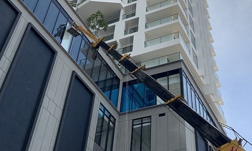 Dịch vụ vệ sinh kính tòa nhà